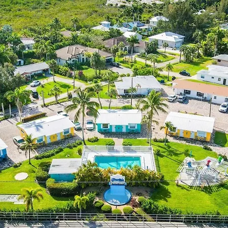 Poolfront Cottage Near Beach With Full Kitchen!